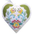 Vysivana-dekorace---bile-srdce