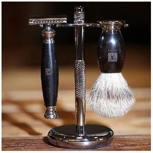 Premiova-darkova-sada-TITAN-�-holici-strojek-stetka-a-stojanek-s-cestovnim-pouzdrem