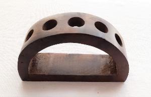 dreveny-stojanek-na-ozdobne-zatky