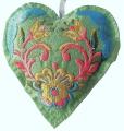 Vysivana-dekorace---svetle-zelene-srdce
