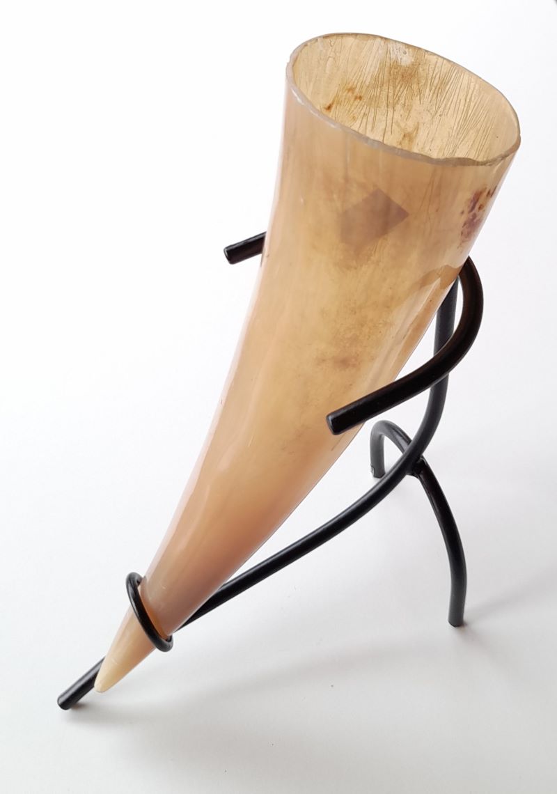 foto stoj�nek na historick� poh�r z rohoviny